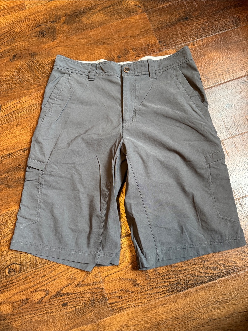 Men’s Mountain Hard Wear brand shorts in size 32w 11” inseam.